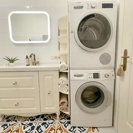 Exceptional Design In Center Apartment *