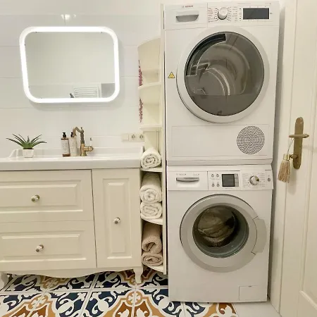 Exceptional Design In Center Apartment *