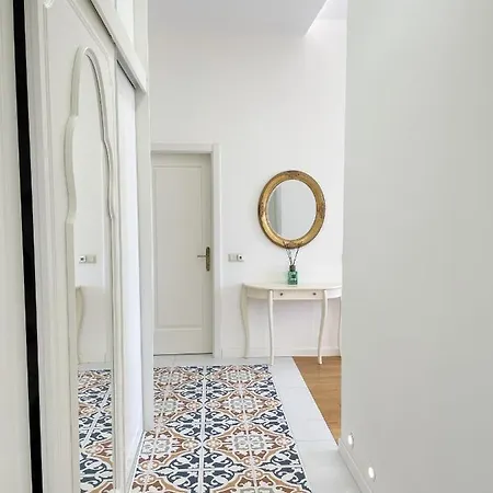 Exceptional Design In Center Apartment